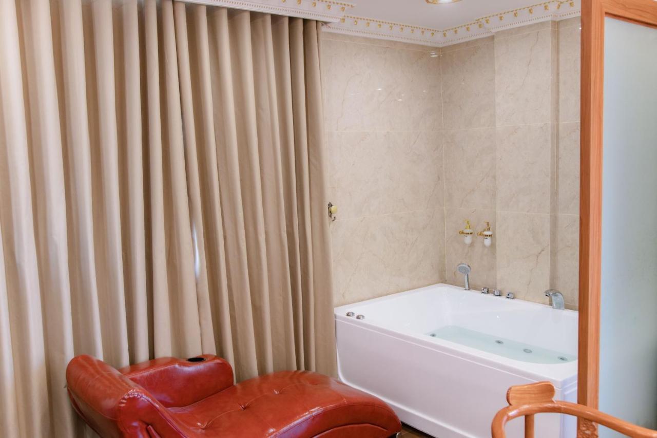 Tri Tam Hotel - Khach San Tri Tam Ben Luc Eksteriør bilde